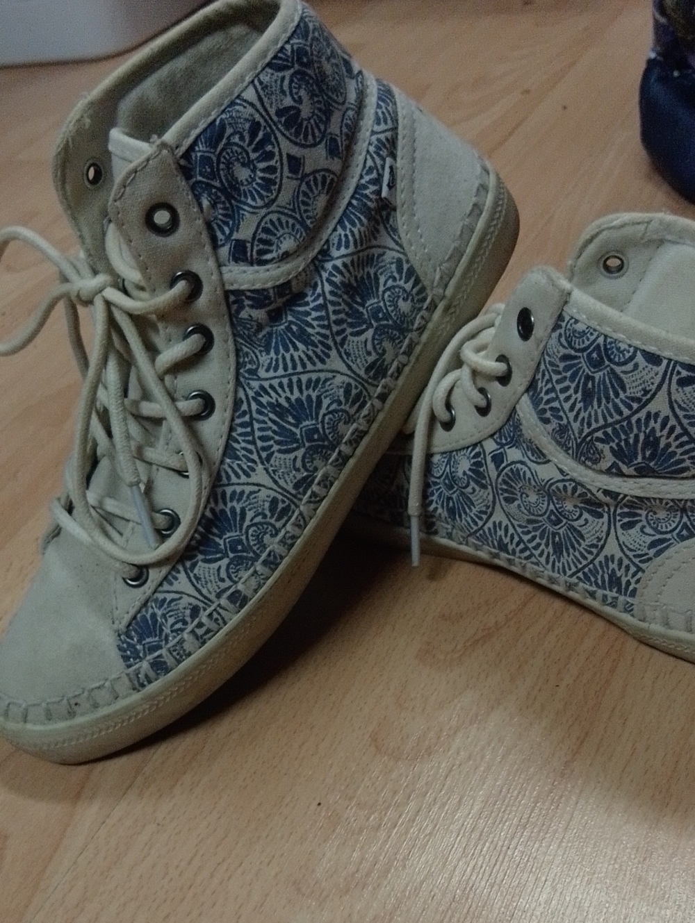 Roxy Cream Canvas High-Top Sneakers with Blue Floral Print